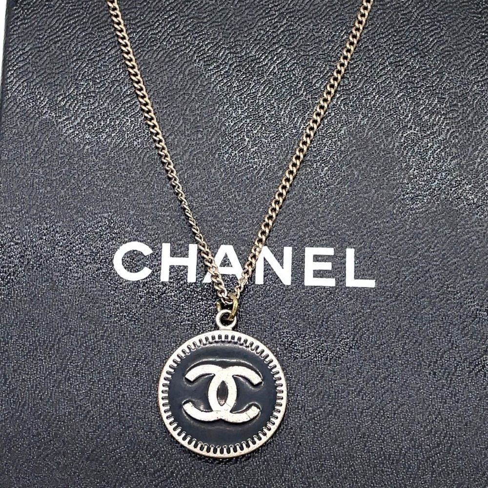Authentic CHANEL Coco Mark Circle Medal 06P Necklace Silver/Black W/
Box